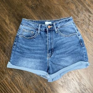 Highwaisted denim shorts in size 26.